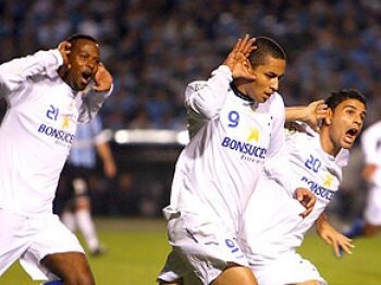 cruzeiro-derruba-o-gremio-no-olimpico-e-vai-para-a-decisao-contra-o-estudiantes