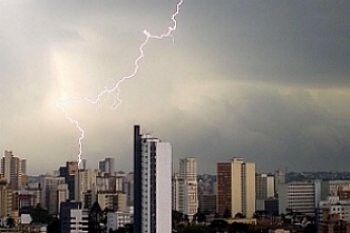 frente-fria-causa-temporais-e-raios-em-todo-o-parana
