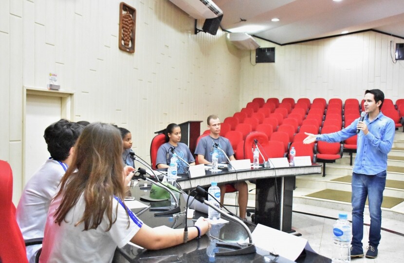 tiago-valenciano-discute-as-percepcoes-sobre-democracia-direitos-e-deveres-em-oficina-do-camara-jovem