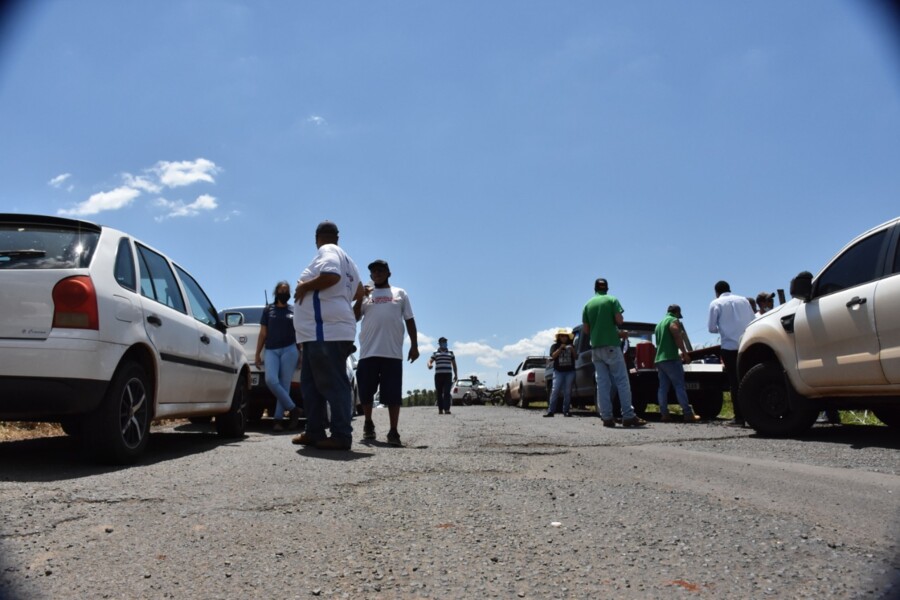 vereadores-apoiam-manifestantes-que-protestam-contra-o-fechamento-da-estrada-terra-roxa