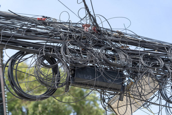 projeto-de-lei-obriga-empresas-a-retirar-fios-sem-uso-dos-postes-da-cidade